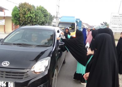 Az-Zahra Berbagi: Santriwati Az Zahra membagikan ta'jil gratis kepada pengguna jalan di lingkungan pesantren pada bulan Ramadhan 1440 H